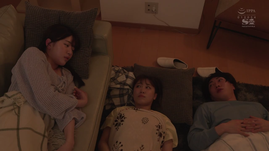 全景 · 平静 · 枕头 · 客厅 · 仰卧 · 多人 · 睡衣 · 休息