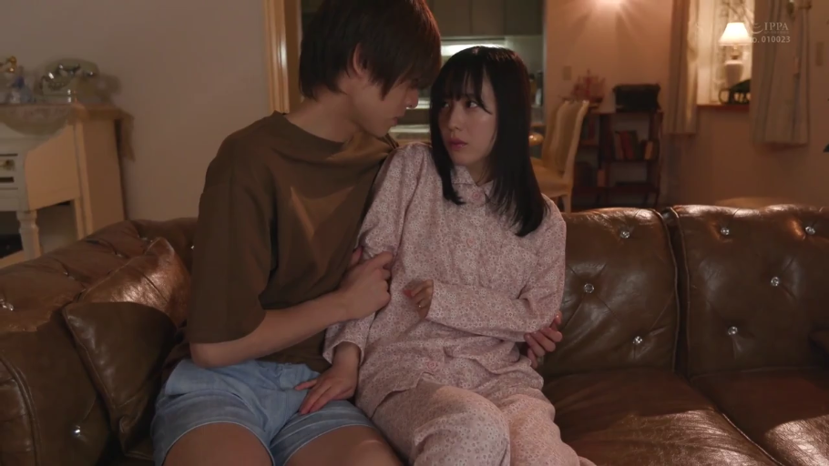 坐姿 · 羞涩 · 中景 · 皮沙发 · 客厅 · 睡衣 · 肢体接触