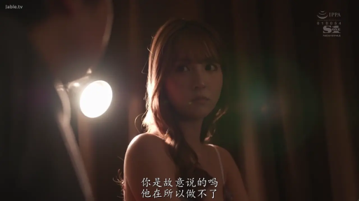 怀疑 · 昏暗的房间 · 逆光拍摄 · 女性面部特写 · 细肩带内衣或睡衣