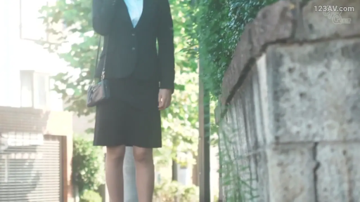 平静 · 下半身局部 · 黑色西装外套 · 手机 · 户外 · 自然光