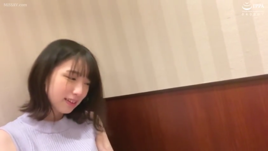 微醺 · 脸部特写 · 酒店房间 · 浅紫色无袖上衣