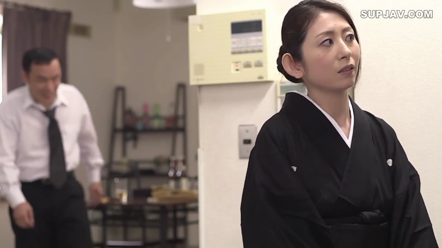 住宅 · 西装裤 · 警惕 · 女性面部特写