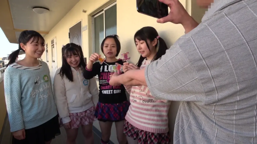 微笑 · 卫衣 · 棒棒糖 · 公寓走廊 · 女性面部特写
