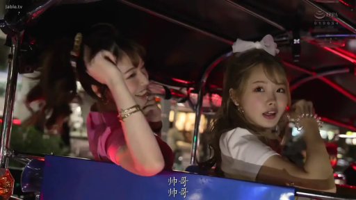 坐姿 · 微笑 · 乘车 · 休闲服 · 夜景 · 发饰 · 户外三轮车