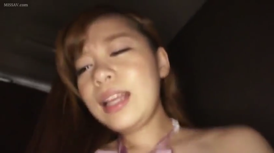 室内 · 脸部特写 · 粉色挂脖内衣