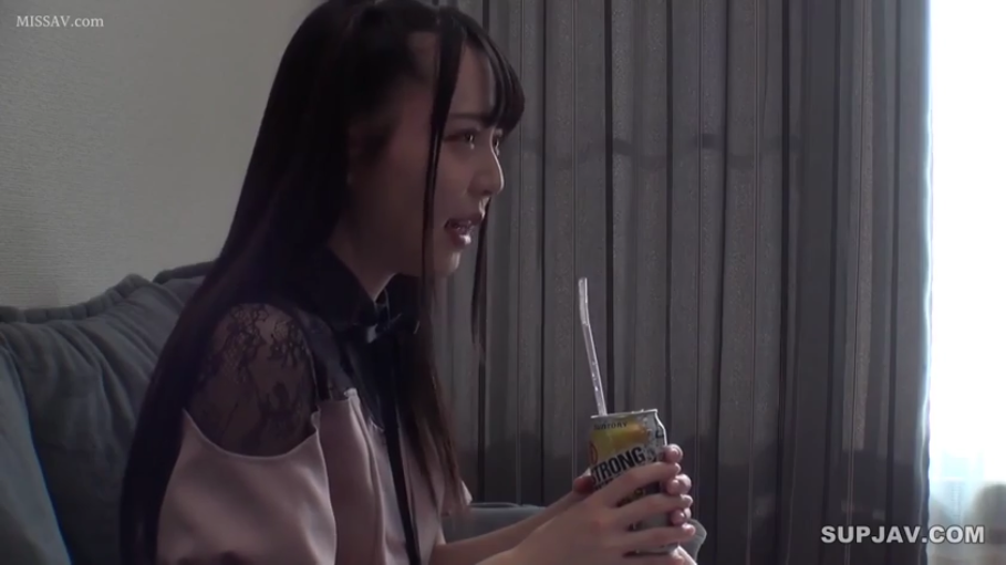 室内 · 坐姿 · 忧郁 · 侧脸 · 持物 · 罐装饮料 · 黑直长 · 露肩蕾丝上衣