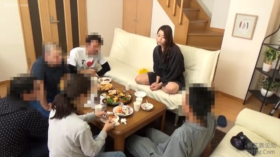 交谈中 · 画面包含马赛克 · 食物 · 家中 · 女性面部特写 · 男性均着便装