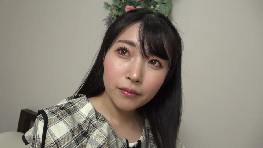 格子衬衫 · 室内 · 平静 · 面部特写 · 凝视 · 长发 · 侧头