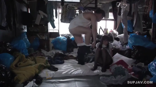 乱室 · 等待 · 中景镜头 · 男子穿白色背心脱裤子 · 环境脏乱差