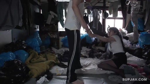 杂乱卧室 · 两人视线交流 · 女子白色短袖上衣深色短裙黑丝袜 · 两人手部拉扯特写 · 环境极其肮脏