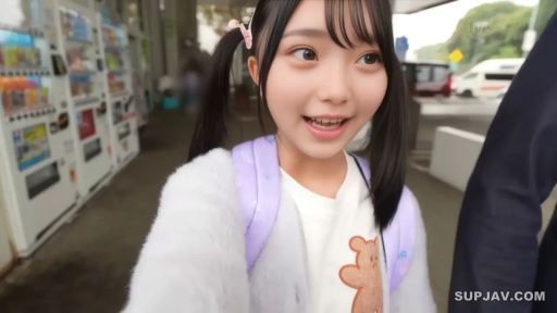 脸部特写 · 开心 · 白色毛绒外套 · 自动贩卖机前 · 双马尾发夹
