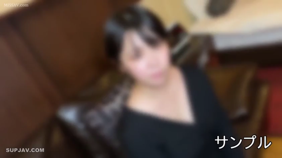 室内 · 坐姿 · 平静 · 沙发 · 注视 · 上半身特写 · 黑色V领上衣 · 模糊图片