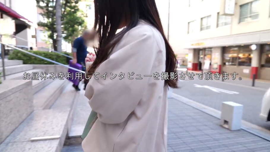 自然 · 户外 · 日语字幕 · 包 · 浅色外套 · 侧身视角
