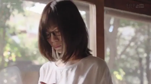 室内 · 严肃 · 眼镜 · 站立 · 居家 · 头部特写 · 白色T恤 · 低头看