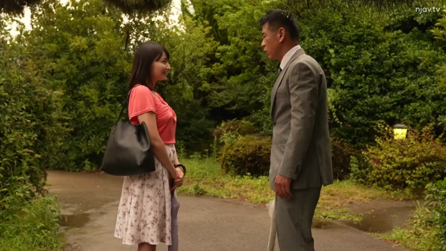 交谈 · 站立 · 中景 · 微笑 · 户外 · 熟女 · 碎花裙 · 雨伞