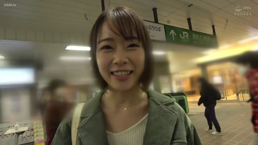 面部特写 · 对话 · 笑容 · POV · 正面站立 · 车站 · 绿色大衣