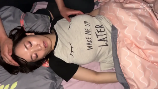 卧室 · 闭眼 · 仰卧 · 猥亵 · 上半身 · T恤 · 被子