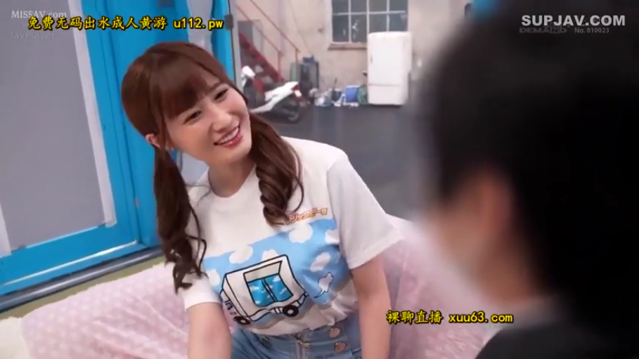 室内 · 坐姿 · 中景 · 微笑 · 互动 · T恤