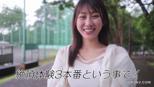 站立 · 半身 · 白色上衣 · 户外