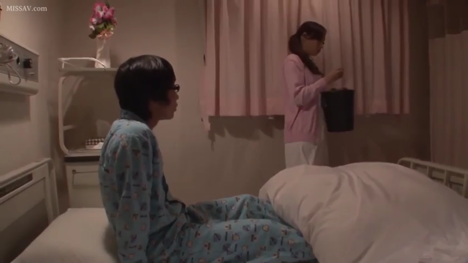 站姿 · 病房 · 垃圾桶 · 睡衣 · 中景 · 平静 · 剧情 · 照顾