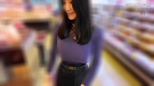 巨乳 · 站姿 · 微笑 · 半身 · 便利店 · 紫色针织衫 · 皮带 · 逛街