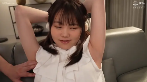 沙发 · 客厅 · 白色无袖上衣 · 亚洲女性 · 腋下 · 羞涩微笑 · 展示腋下 · 双手抬起