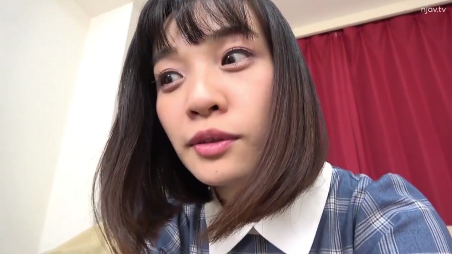 室内 · 脸部特写 · 蓝白格子衬衫