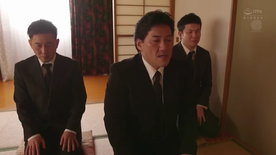 低落 · 黑色领带 · 日式榻榻米房间 · 西装 · 中景镜头 · 丧服