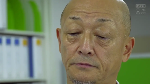 疲惫 · 脸部特写 · 办公室 · 白色衬衫
