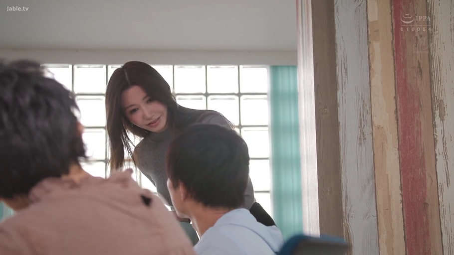 俯身 · 办公室 · 中景 · 微笑 · 交流 · 熟女 · 针织上衣