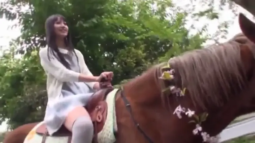 中景 · 户外 · 开衫 · 骑马姿势