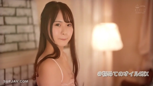 室内 · 脸部特写 · 台灯 · 长发 · 凝视镜头 · 粉色蕾丝吊带 · 侧身回眸 · 清纯微笑