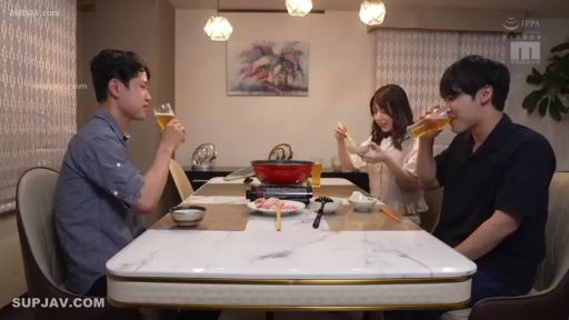 坐姿 · 全景 · 自然 · 休闲装 · 多人 · 餐厅 · 餐具 · 聚餐