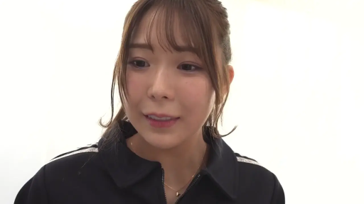 室内 · 坐姿 · 脸部特写 · 微笑 · 注视 · 运动装