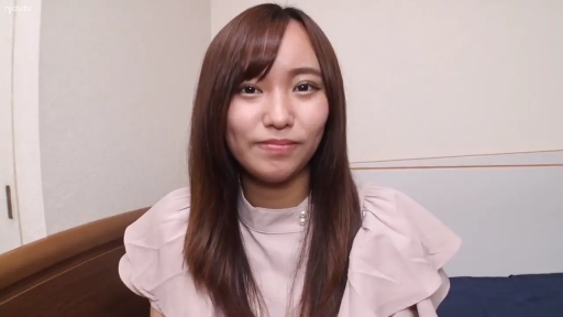 卧室 · 脸部特写 · 微笑 · 注视镜头 · 端坐 · 亚洲女性 · 荷叶边粉色上衣