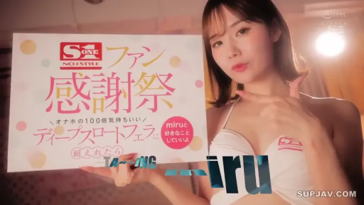 上半身特写 · 室内摄影棚 · 白色比基尼 · 诱惑神情 · 宣传标语板 · 画幅带有文字宣传信息