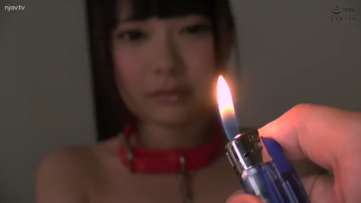 室内 · 面无表情 · 裸露上身 · 红色项圈 · 低光环境 · 女人面部虚焦
