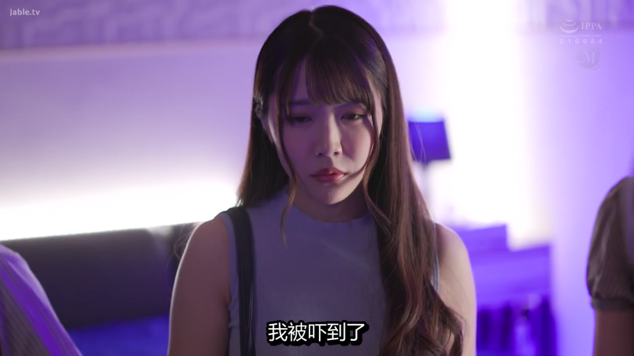 室内 · 站姿 · 面部特写 · 浅蓝色无袖上衣