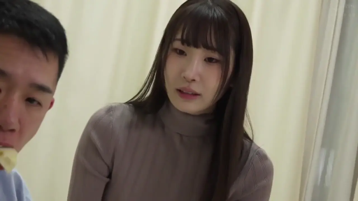 室內 · 若有所思 · 棕色高领针织衫 · 女子脸部特写