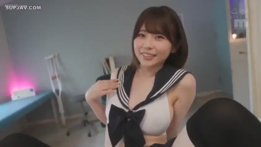 上半身特写 · 卧室 · 温柔 · 水手服制服 · 拐杖