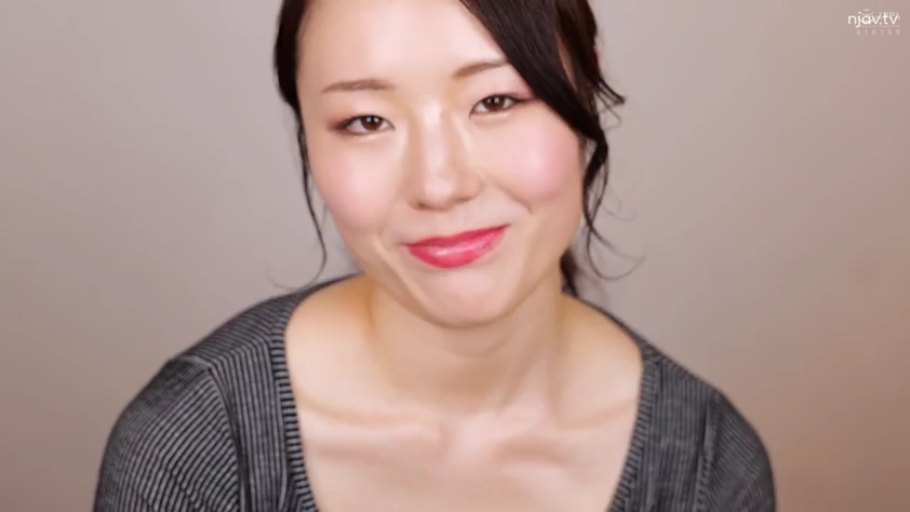 室内 · 脸部特写 · 微笑 · 注视镜头 · 正面 · 亚洲女性 · 灰色条纹上衣