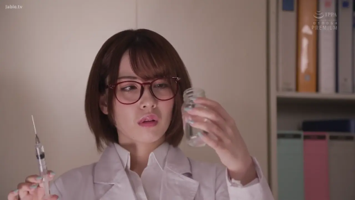 白大褂 · 专注 · 站立 · 中景 · 观察 · 职场 · 实验室 · 注射器