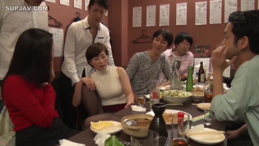 坐姿 · 中景 · 自然 · 多人 · 居酒屋 · 餐具 · 聚餐 · 无袖高领