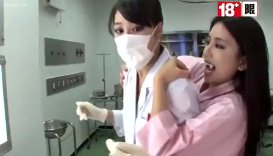 中景 · 医生制服 · 医疗室 · 背后搂抱