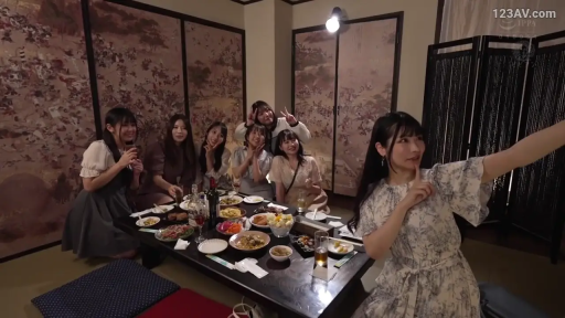 坐姿 · 和室 · 全景 · 微笑 · 多人 · 连衣裙 · 聚餐 · 酒水食物