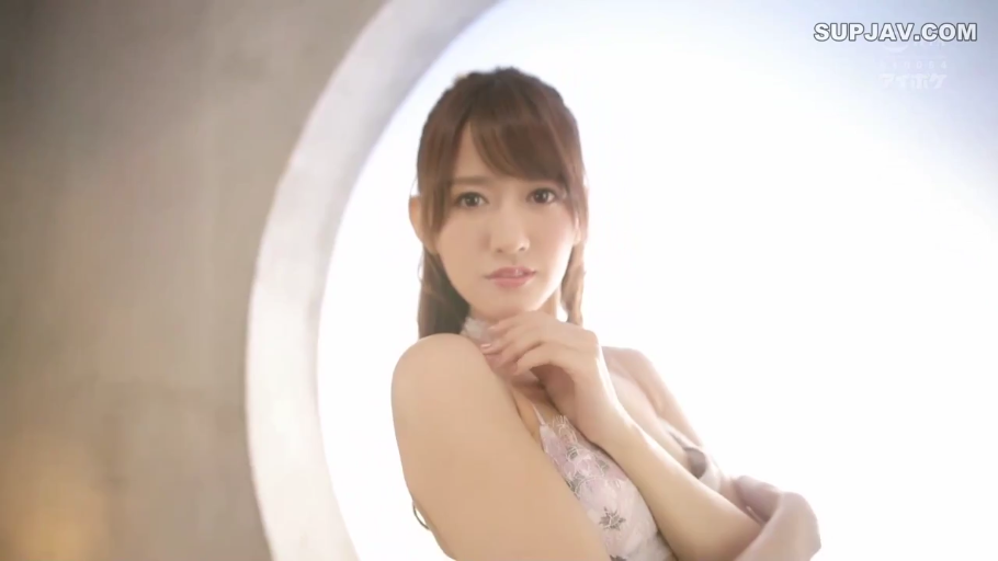 上半身特写 · 蕾丝内衣 · 室内摄影棚 · 深情注视