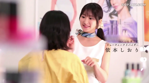 站立 · 微笑 · 半身 · 制服 · 职场 · 海报 · 服务 · 化妆品店