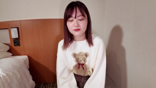 上半身特写 · 酒店房间 · 毛衣上有熊图案 · 微低头