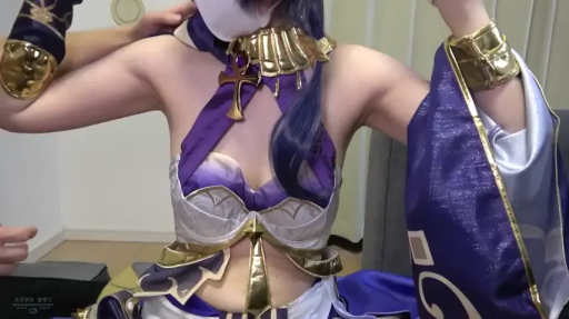 房间 · 腋下特写 · 深紫色抹胸上衣 · 金属项圈 · 佩戴口罩