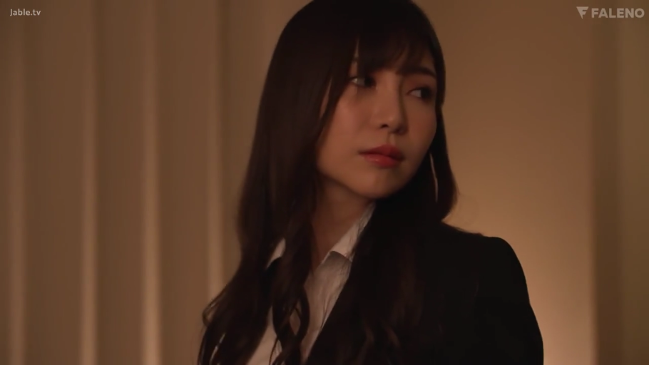 肩部特写 · 办公室 · 黑色西装外套 · 深情回望 · 室内光影